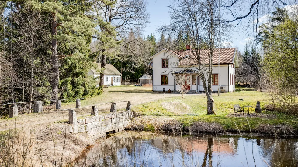 Den gamla skolbyggnaden i Fjärdhundra lockade näst mest besökare på Hemnet under förra veckan.