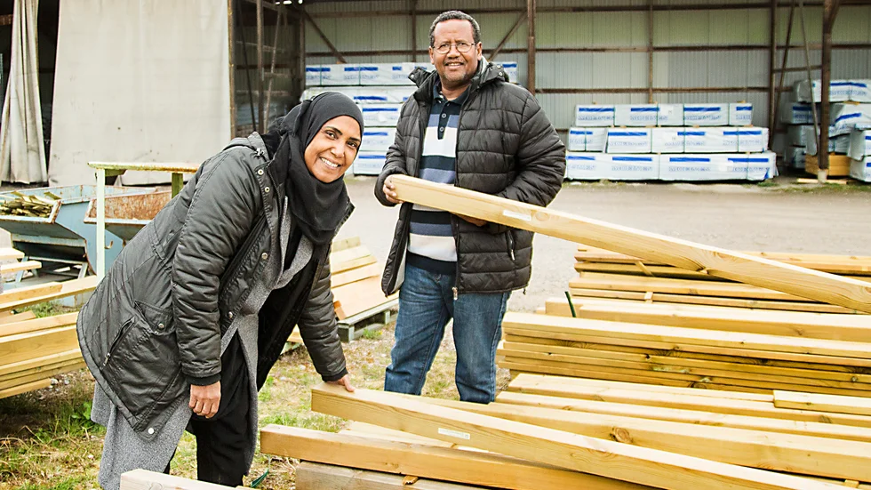 Aisha Idris och Idris Ali behöver virke för att bygga växthus på sin kolonilott.