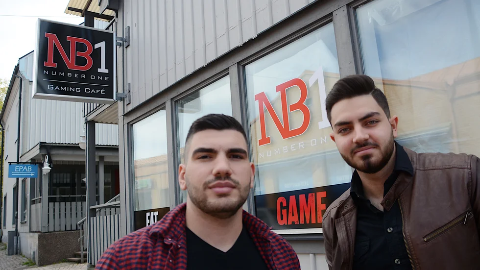 Kompisarna Abdul-Hakim Shanab och Abdulrahman  Taha satsar på eget företag och öppnar café med data- och TV-spel i Vimmerby. "Vi spelar en del själva också, det är roligt att spela" säger de.