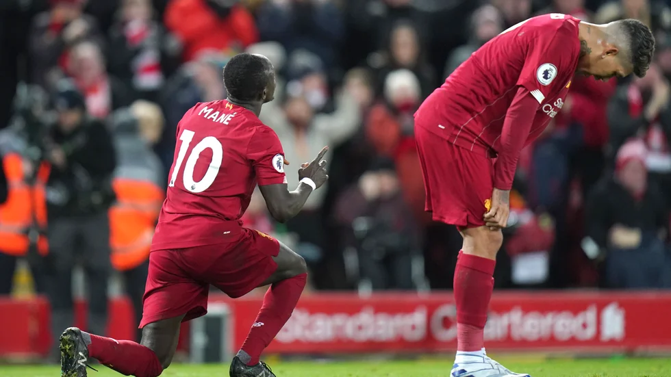 Liverpool, här med Sadio Mane (vänster) och Roberto Firmino, ledde Premier League med 25 poängs marginal när coronakrisen satte stopp för säsongen. Arkivbild.