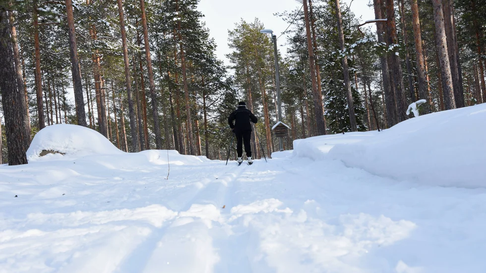 Signatur "Skidmotionär i Kalix" menar att när nu kommunen beslutat införa spåravgift måste kvalitén bli betydligt bättre. "Spåren prepareras inte under lördag och söndag, samt väldigt glest under veckan". 
