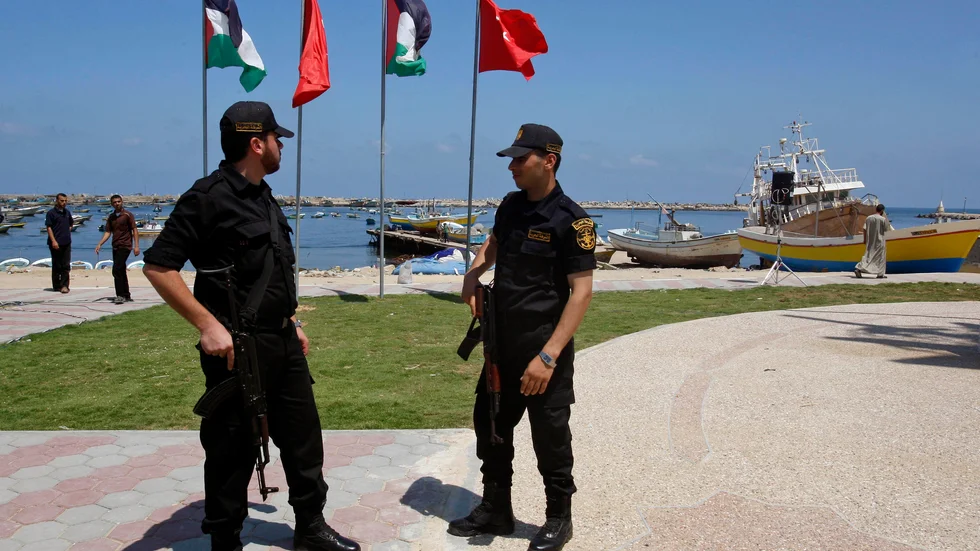 Två poliser från Hamas i hamnen i Gaza stad. Arkivbild.