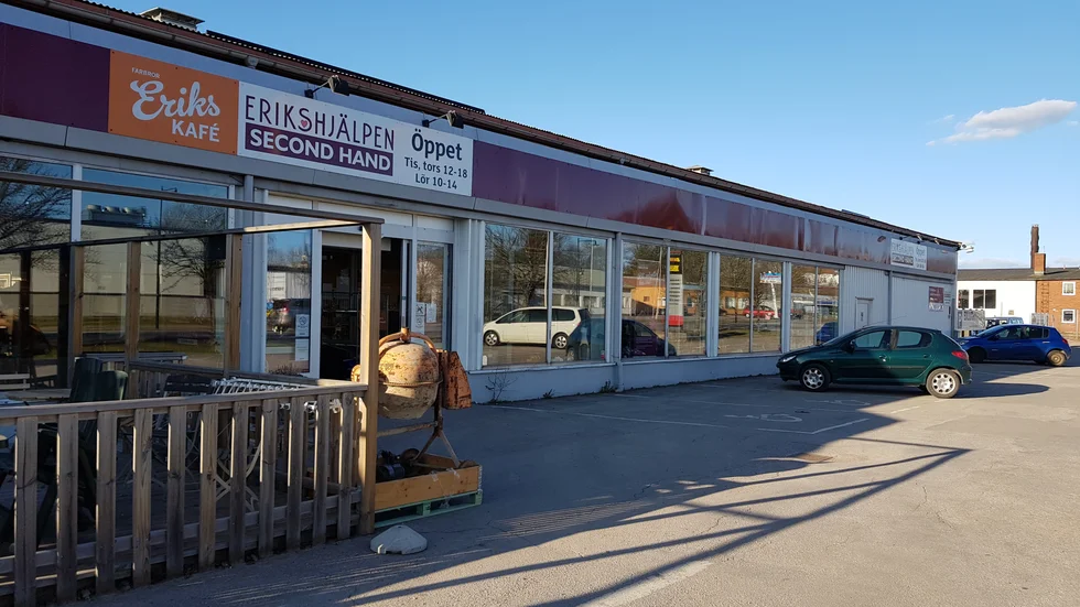 Erikshjälpen ska vara kvar i Vimmerby även när Willys etablerar sig i second hand-butikens nuvarande lokaler,  meddelar etableringschefen Johan Svennberg i ett mejl. Var det blir är ovisst. 