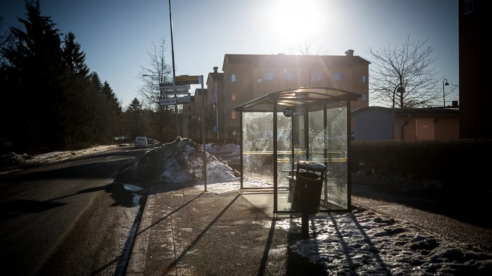 Vid en busshållplats i Ekeby greps munskyddsmannen av en ledig polis i februari förra året. 