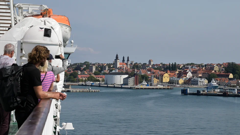 Passagerare på en Gotlandsfärja ser Visby hamn närma sig. Arkivbild.