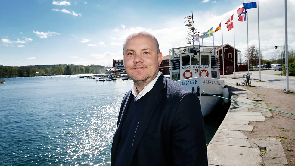 Tidigare sverigedemokraten Johnny Karlberg har ett försprång när det gäller att synas och höras. 