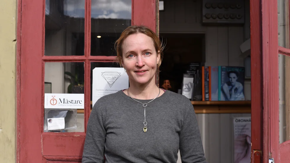 Guldsmeden Veronica Gullbrandson har insjuknat i covid-19 och håller därför sin butik stängd.