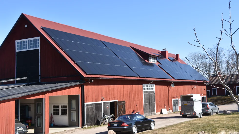 Här ser vi solcellspanelerna som har placerats på byggnadens tak.