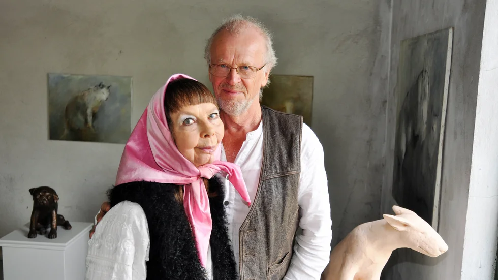 Sonja Pettersson och ÅC Danell var livskamrater sedan åren på Konsthögskolan i slutet av 1960-talet. Nu vill ÅC hedra minnet av Sonjas konstnärskap genom en gåva till Heby kommun. Bilden är tagen 2011.