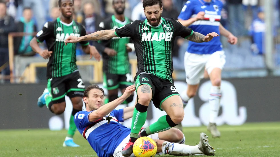Sassuolos Francesco Caputo och Sampdorias Albin Ekdal i duell om bollen. I pandemins spår drabbas de av lönesäskningar. Arkivbild.