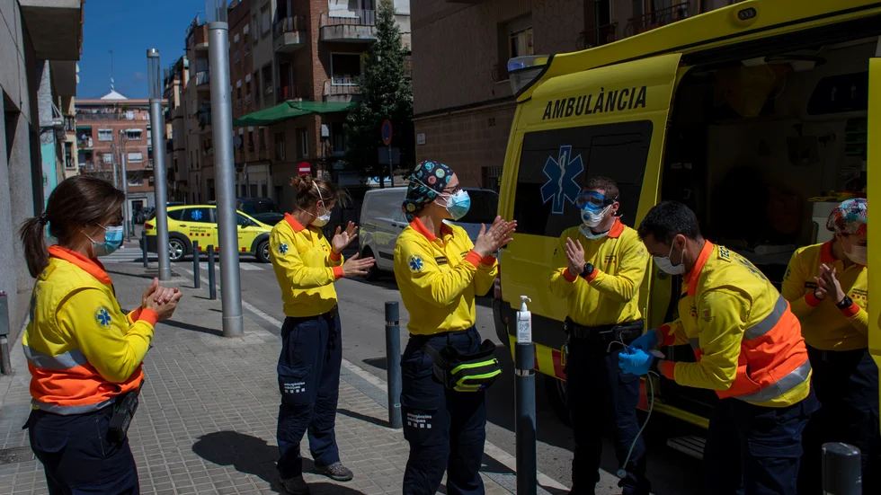 Vårdpersonal vid en ambulans i Barcelona.