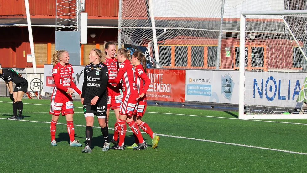 Astrid Larsson, Cajsa Hedlund och Vilma Koivisto gratulerar Olivia Wänglund till 4-1-målet.