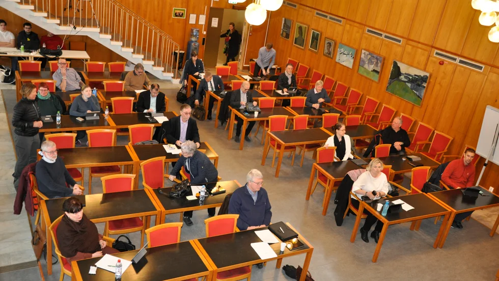 Måndagens möte bara hälften så många ledamöter på grund av mötesrestriktioner på grund av corona. Men ersättare fick sitta utanför salen. 