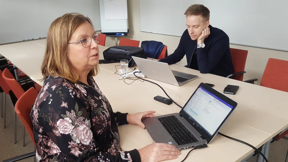 Tierps kommun överväger att neka tillfälliga besökare från andra kommuner hemtjänst med anledning av coronaviruset. "Man ska se detta som en uppmaning" säger Helena Carlsson, vård- och omsorgschef. Till höger ser vi ekonomen Stefan Harrå.