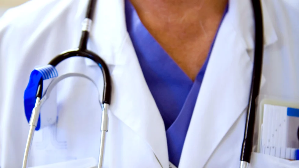 Mannen ska ha sexuellt ofredat sju kvinnliga patienter i Stockholm under 2016 bland annat genom att ha kysst patienternas fötter och pressat dem mot sitt könsorgan.