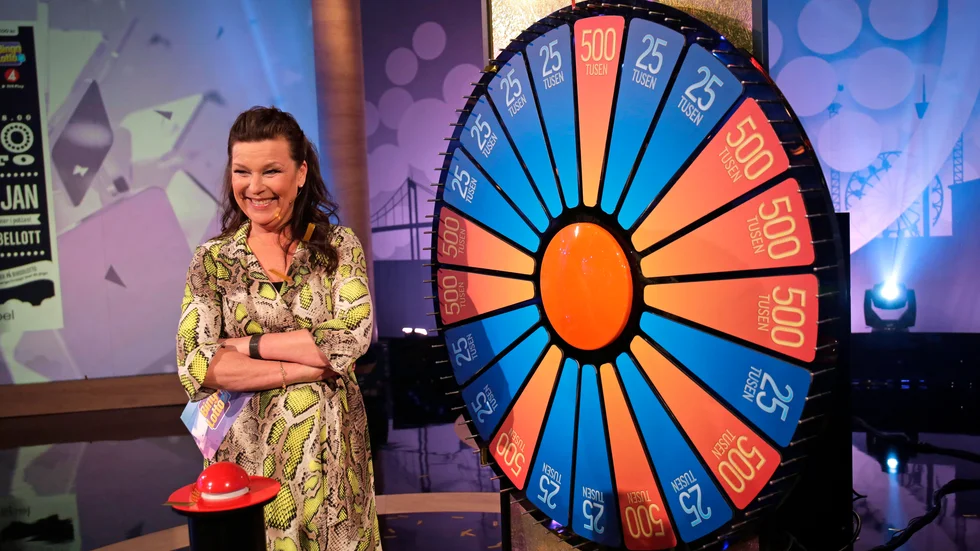 Lotta Enberg i "Bingolotto"-studion. På söndag fortsätter hon som programledare. Pressbild.
