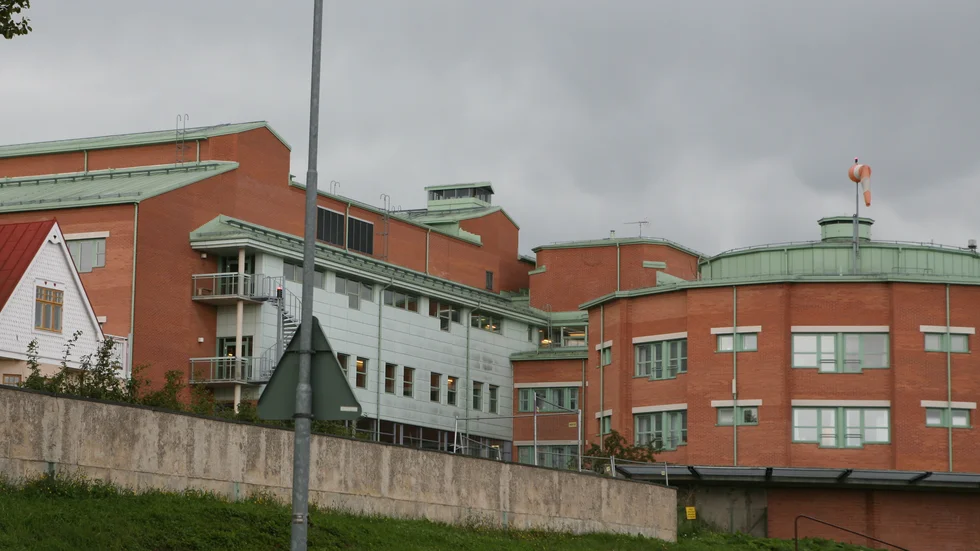 En man har avlidit i sviterna av coronaviruset på Visby lasarett. 