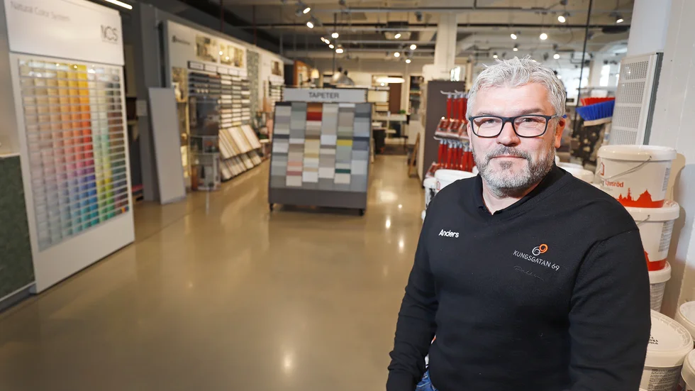 Anders Nilsson driver färghandeln Kungsgatan 69 i Eskilstuna. De har, trots krisen, fler kunder i butiken än vanligt och han tror att många passar på att renovera hemma när det inte är läge att resa.
