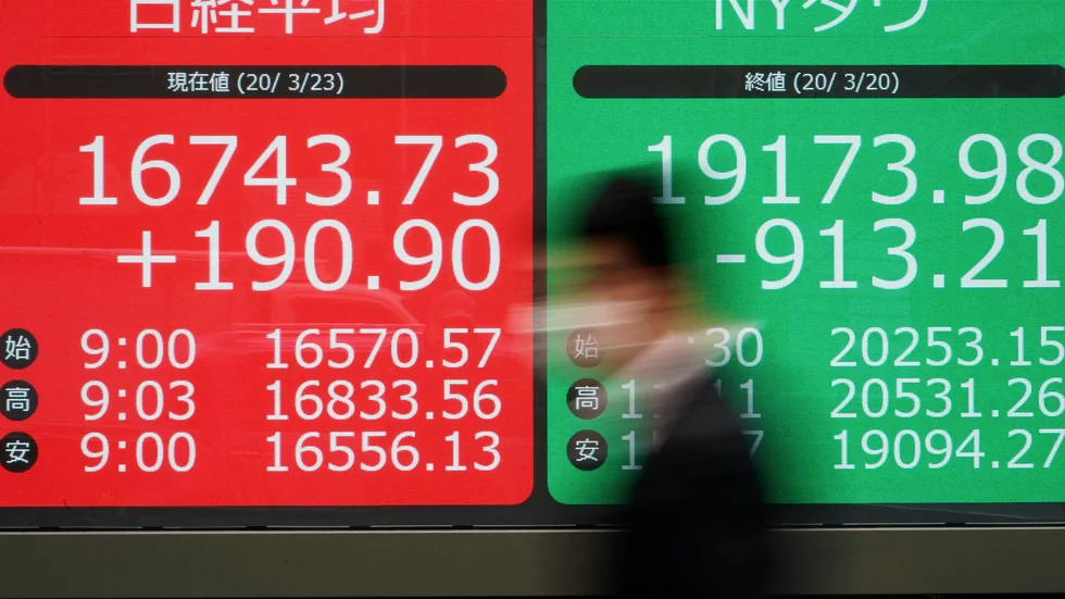 Nikkei|255-index i Tokyo pendlade uppåt och neråt under förmiddagshandeln. Arkivbild.