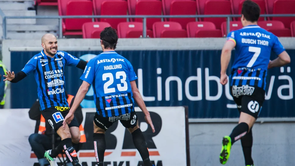 Larson firar sitt mål i fjolårets premiär. 
