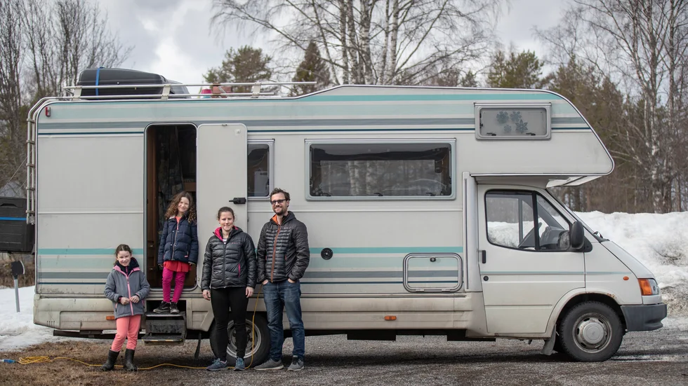 Indie, Jojo, Gemma och Julian Dabbs utanför sitt flyttbara hem. På nio månader har de kört 15 000 kilometer. "Allt som kan gå sönder har gått sönder någon gång, men jag har kunnat laga det", säger Julian Dabbs.