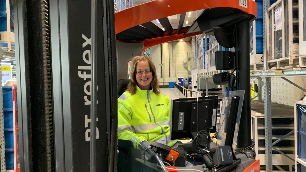 "Det kändes tryggt att vara tillbaka på jobbet, med de omfattande åtgärder som vidtagits", säger Annica Lind, truckförare på logistiken på Scania i Oskarshamn.