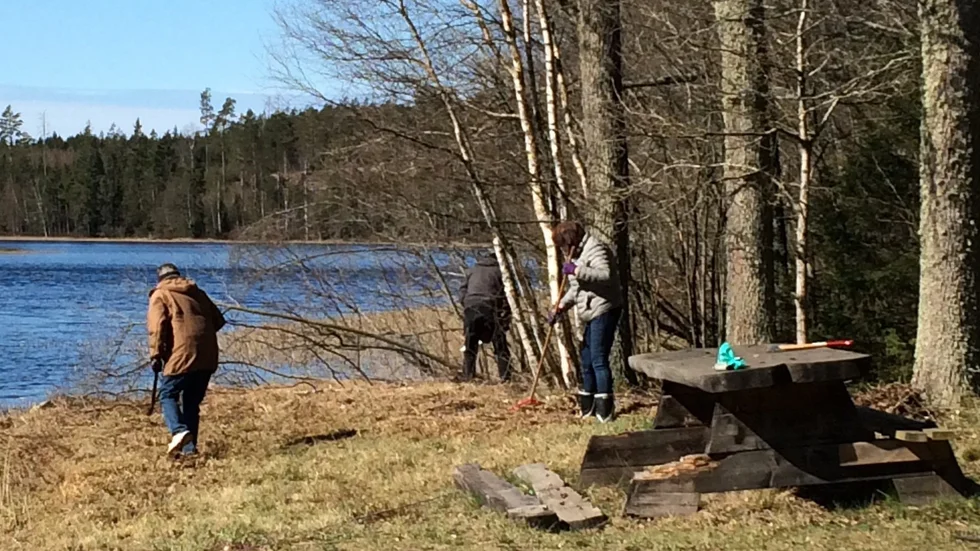 Ett tiotal medlemmar i Triabo Medborgarförening samlades för att städa badplatsen inför sommaren.