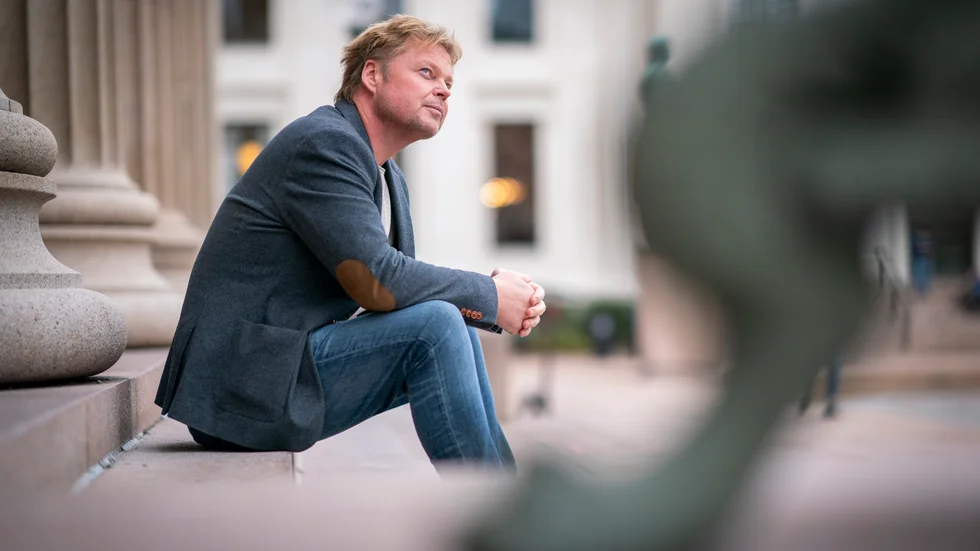Norske Jørn Lier Horst har slagit sig ihop med Thomas Enger för en ny serie. Men kanske är han ändå bäst på egen hand, skriver Björn G Stenberg.