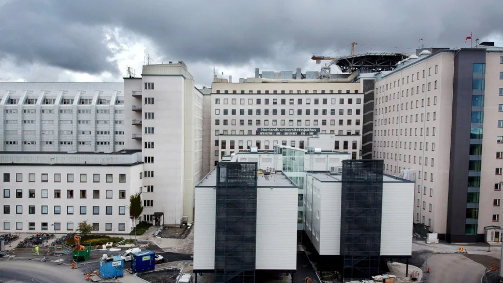 Kvinnan vårdas med livshotande skador vid Norrlands universitetssjukhus i Umeå. Arkivbild.