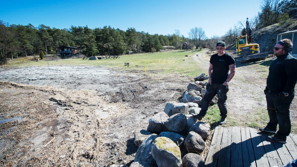 Johan Wolpher och Kim Eklöf på Apelago jobbar med att få i ordning Kråmö inför sommarsäsongen.