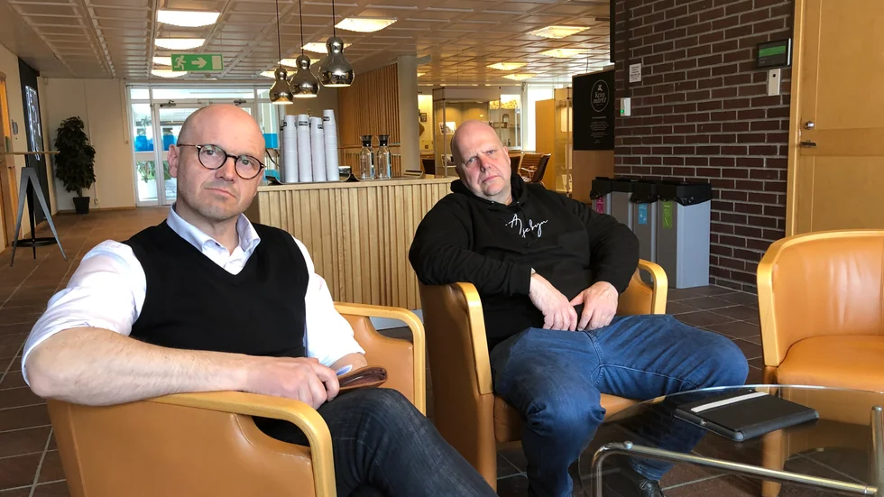 Socialförvaltningens minussiffror fortsätter. Nu har socialchefen Fredrik Sjömark, t v, fått i uppdrag att snarast ta fram en ekonomisk handlingsplan. "Coronaviruset har både bromsat och påskyndat arbetet med att få en budget i balans", säger S-G Pettersson, socialnämndens ordförande, t h.