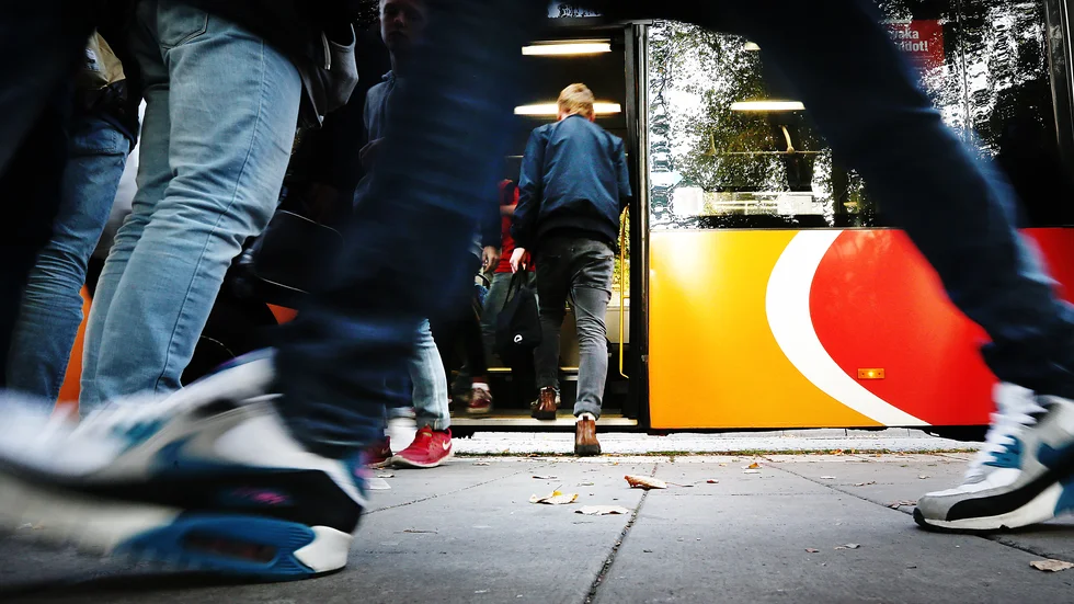 Systemet är mycket krångligt och man måste ha olika busskort för olika typer av resor, skriver en resenär.