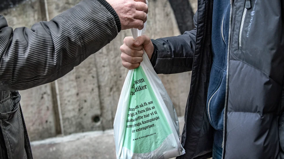 Langning är ett vanligt sätt för minderåriga att komma över alkohol. Ofta är det äldre kompisar som köper ut.