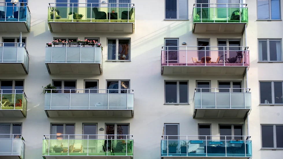 Enda lösningen på bostadsbristen är att bygga på ett sätt som kan förenas med social hållbarhet, anser debattören.