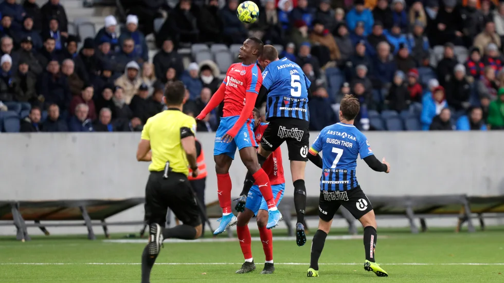 Daniel Jarl, bäst i Sirius mot Helsingborg, i en nickduell. Han var en - av många - som blev oroliga i matchslutet.