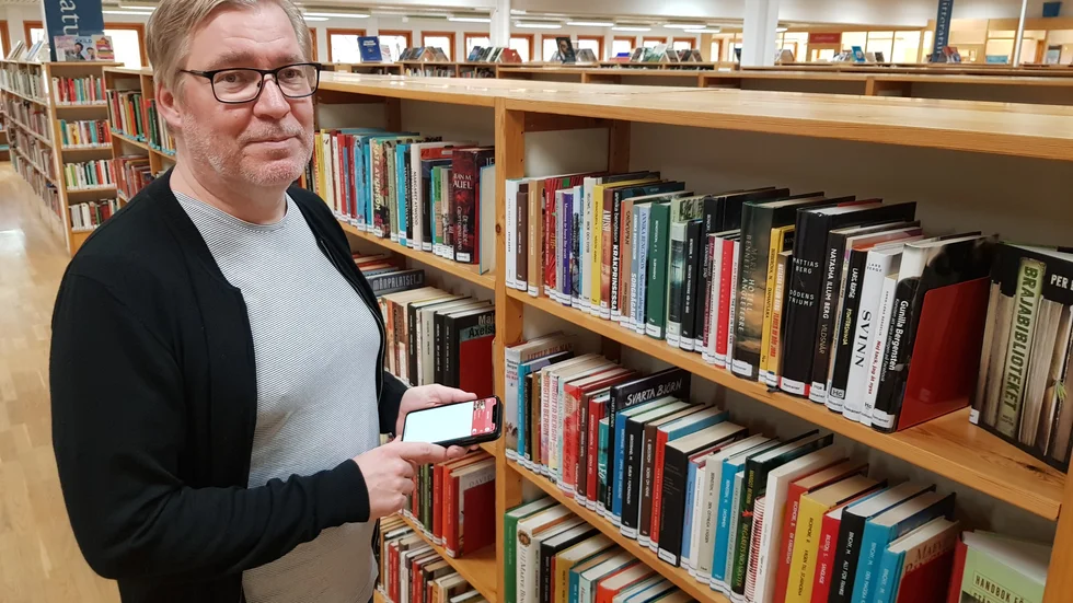 "Vi jobbar med att få folk att läsa oavsett om det är en vanlig bok eller en e-bok", säger bibliotekschefen Johan Söderberg, som dock ser kostnaderna för e-böcker öka dramatiskt och menar att budgeten måste ses över.
