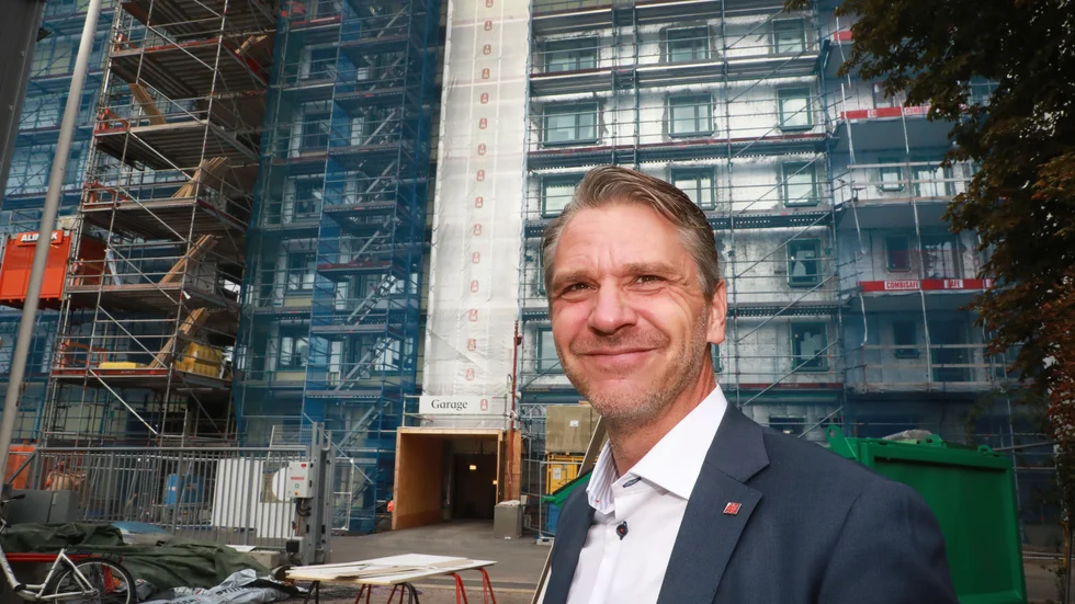 Vd Göran Lundström framför bygget vid gamla brandstationen där Åhlin & Ekeroth bygger åt JM. 
