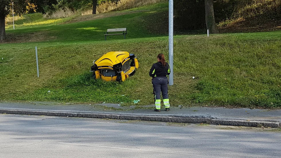 I branta backar finns risken att en traditionell klippare med förare tippar över. Med en robotgräsklippare slipper i alla fall föraren skada sig om det händer. 