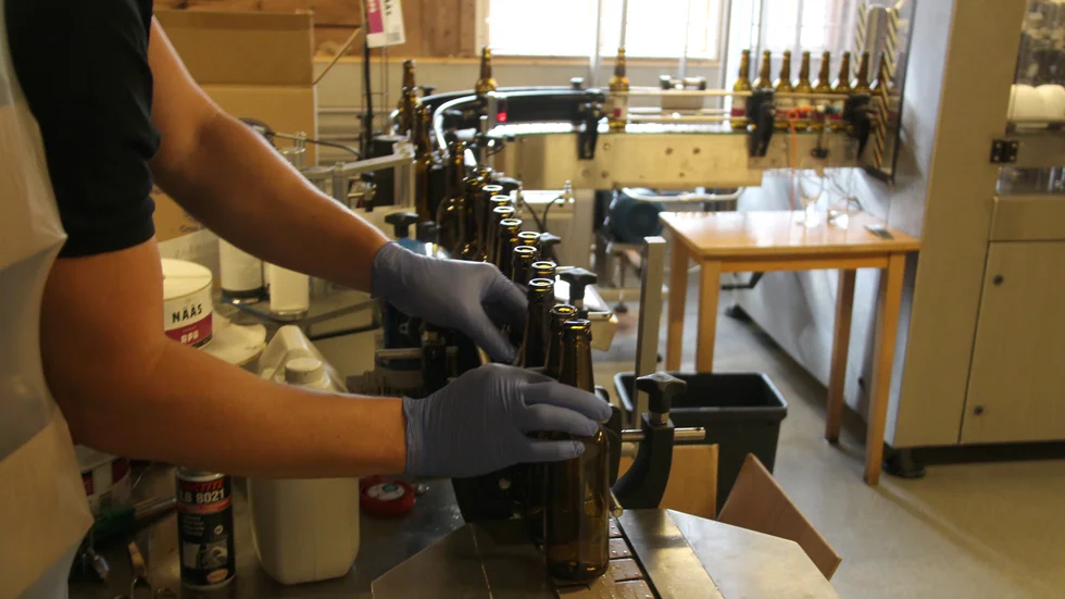 Nääs Gårdsbryggeri har sin produktion utanför Hestra i Ydre.