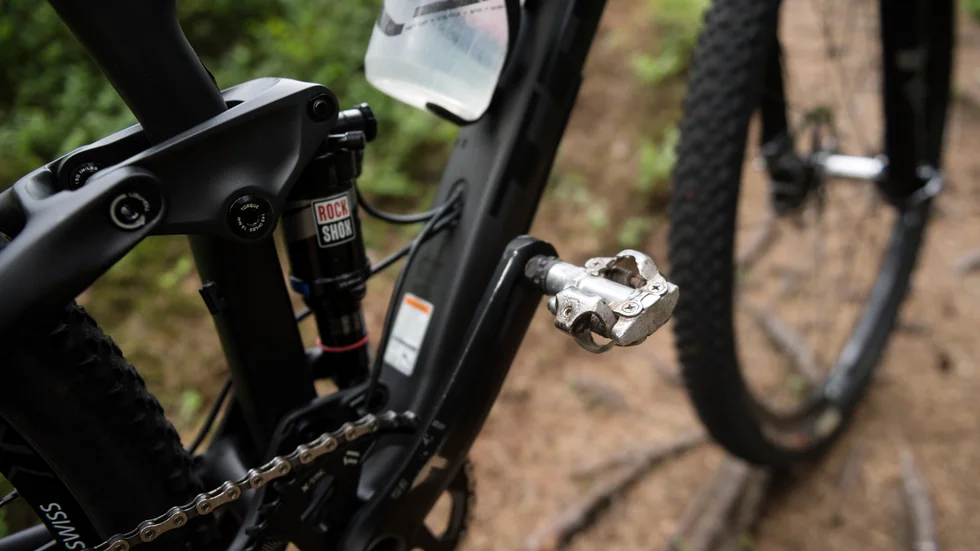 Mannen ledde en mountainbike, dock inte denna.