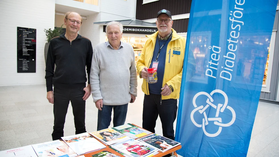 Bo Sjöberg, vice ordförande, kassör Tord Eliasson och lionspresidenten Karl-Gustaf Näsström pratade diabetes med Piteåbor i Småstaden.