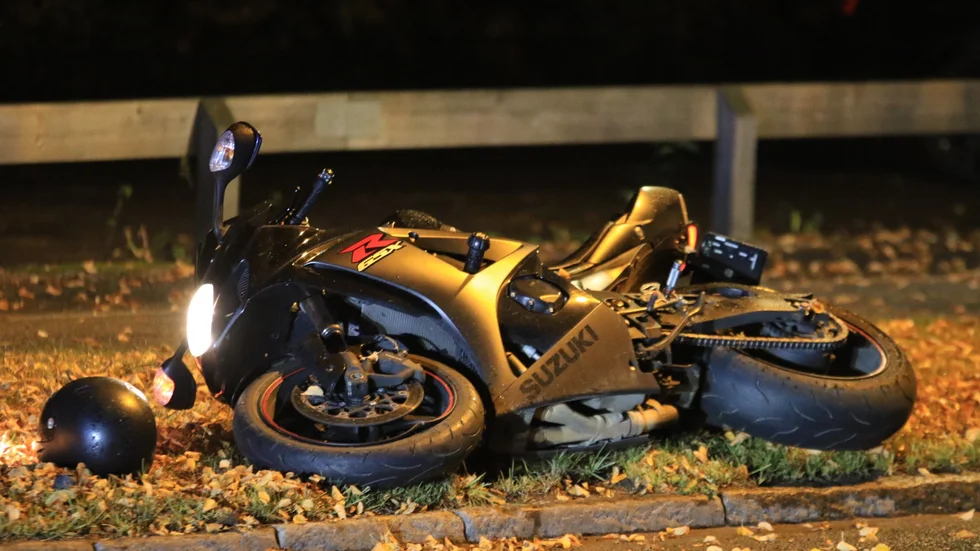 Natten mot onsdag inledde polisen en sökinsats med helikopter efter att två personer flytt på motorcykel.