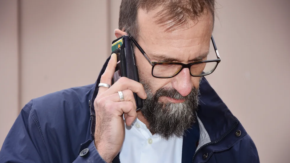 Mikael Lekfalks agerande i samband med att han beslutade om en personlig mentor blir föremål för granskning.