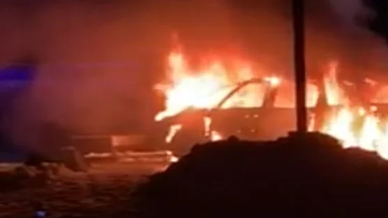 Bilen på parkeringen misstänks ha satts i brand.