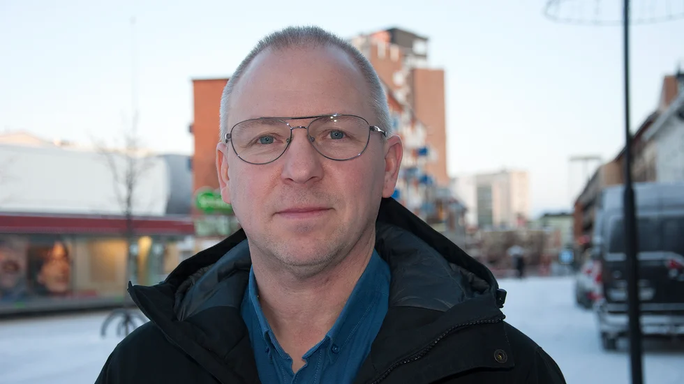 Ingemar Snell, förälder i Södra Svartbyn får inga svar varför hans son på Brönjaskolan aldrig får sin dator.