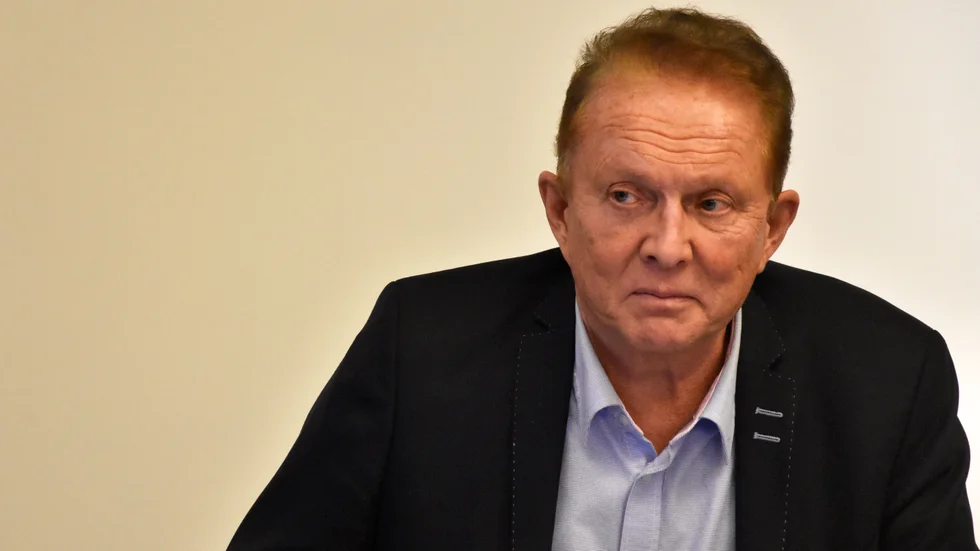 Kenneth Backgård (SJVP) menar att det är svårt att bedöma om tillgängligheten för patienterna påverkas av minskade kostnader för hyrpersonal. "Vi kommer ständigt utvärdera hur det här påverkar tillgängligheten.", säger han.