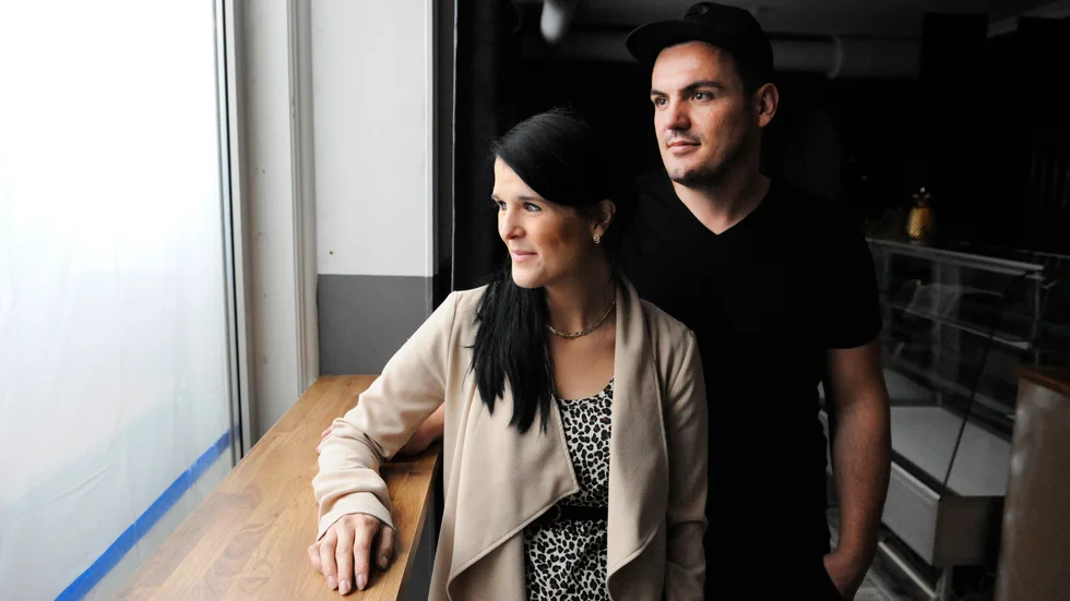 Sabina och Rusmin Kolenovic lämnar över cafélokalerna på Storgatan till en ny entreprenör. Nu fokuserar de på Östra Skälö restaurang och på familjelivet.