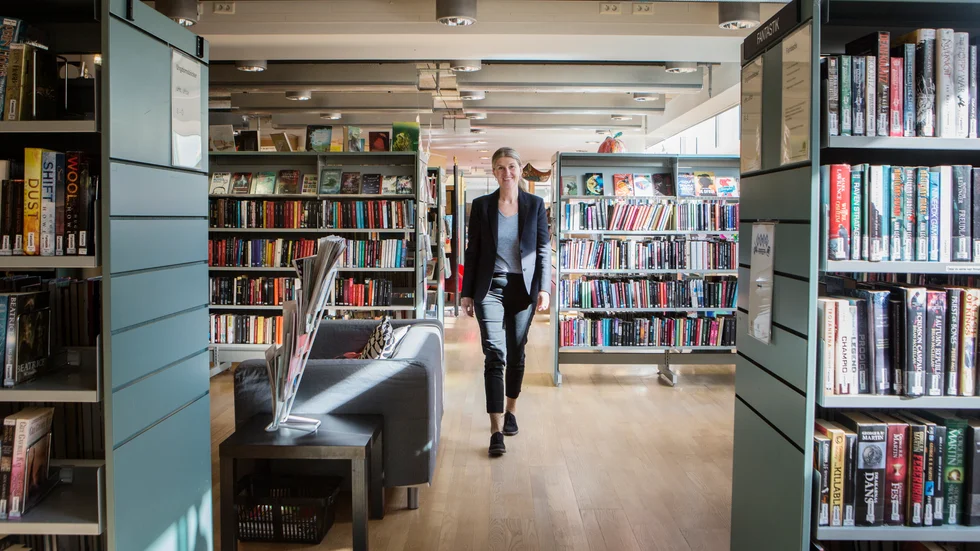 Eva Hammarström berättar att de inte alltid kan möta upp de behov som besökarna har. Detta då de tjänster besökarna efterfrågar inte alltid ingår i bibliotekets verksamhet. 