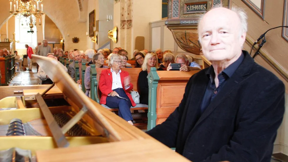 Dag Achatzs spelning i Överselö den 23 november ska ge intäkter till Mälsåkers vänner som också behöver en flygel. Bilden är från 2016 då pianisten invigde instrumentet i Överselö kyrka.