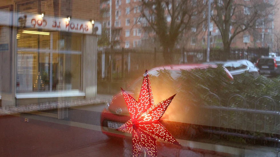 I trappuppgången lyser en rörd julstjärna och det finns inget som antyder att et misstänkt mord nyligen begåtts i en av lägenheterna.